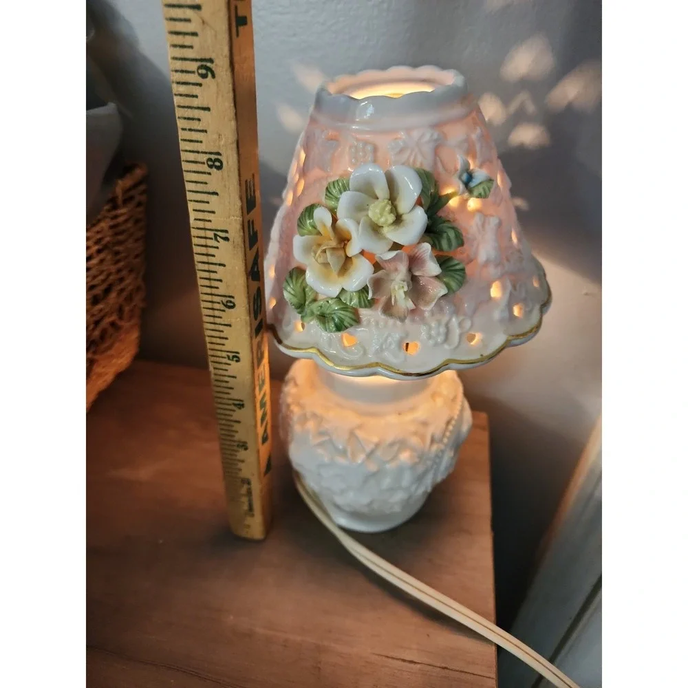 Vintage Ceramic Victorian Style Lamp w/ 3D Flowers 19